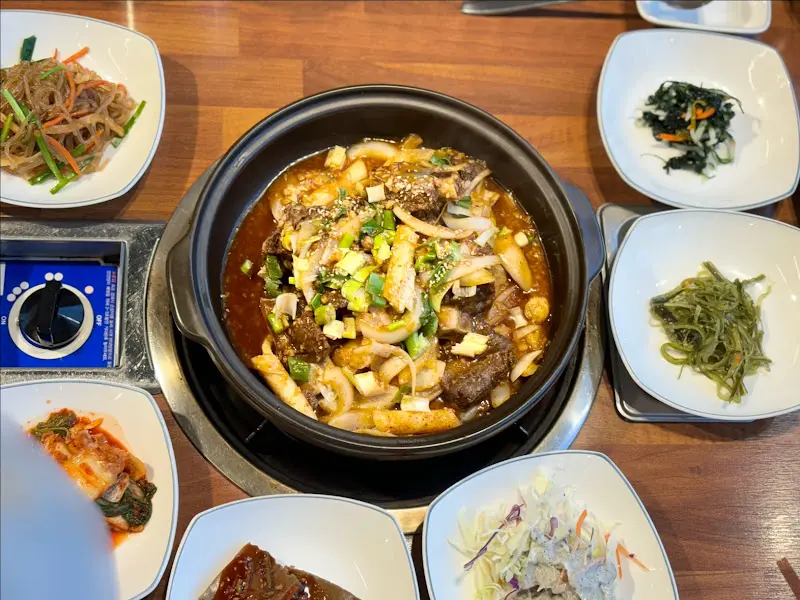 테이블 가득 차려진 오리불고기 한 상차림