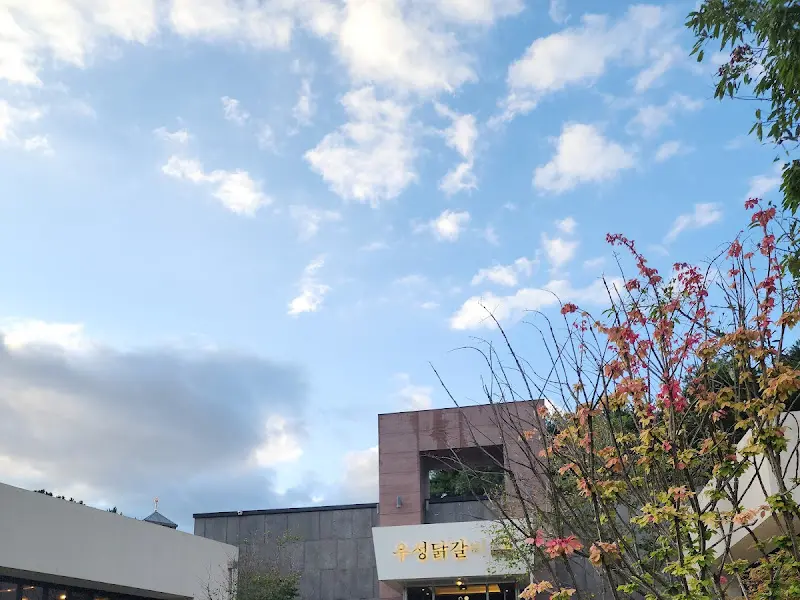 우성닭갈비 건물 외관 사진. 깔끔하고 모던한 디자인이 눈에 띈다.