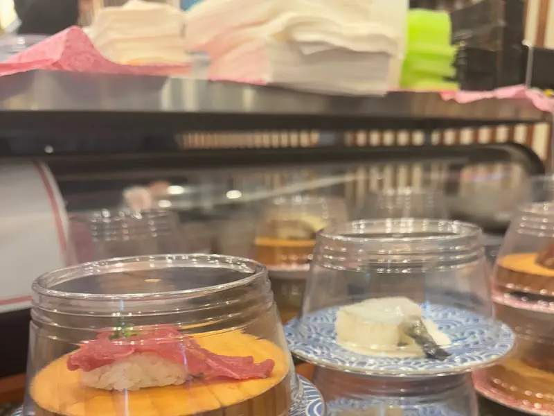 또 다른 종류의 초밥들이 레일을 따라 움직이는 모습