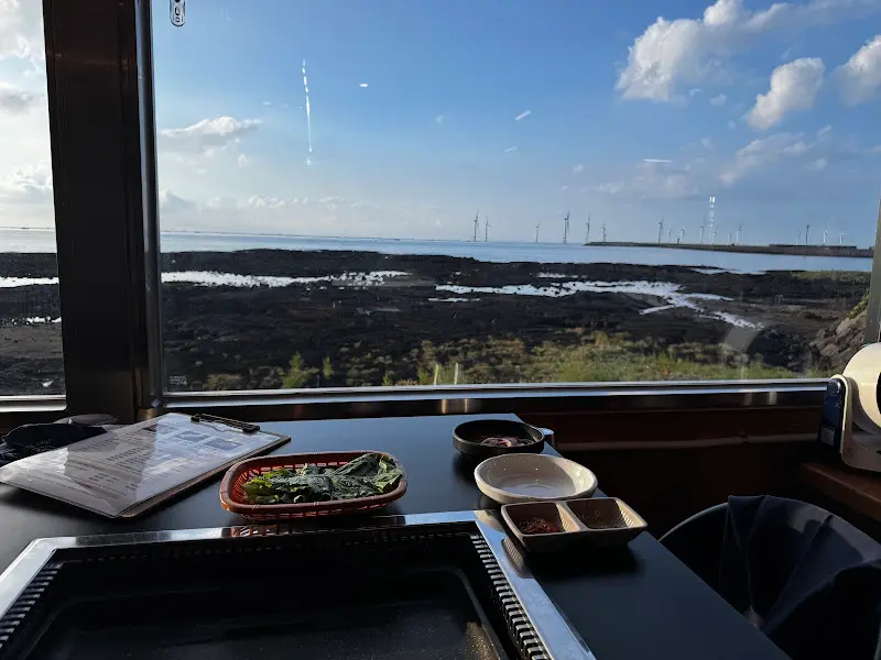 창밖으로 보이는 아름다운 석양