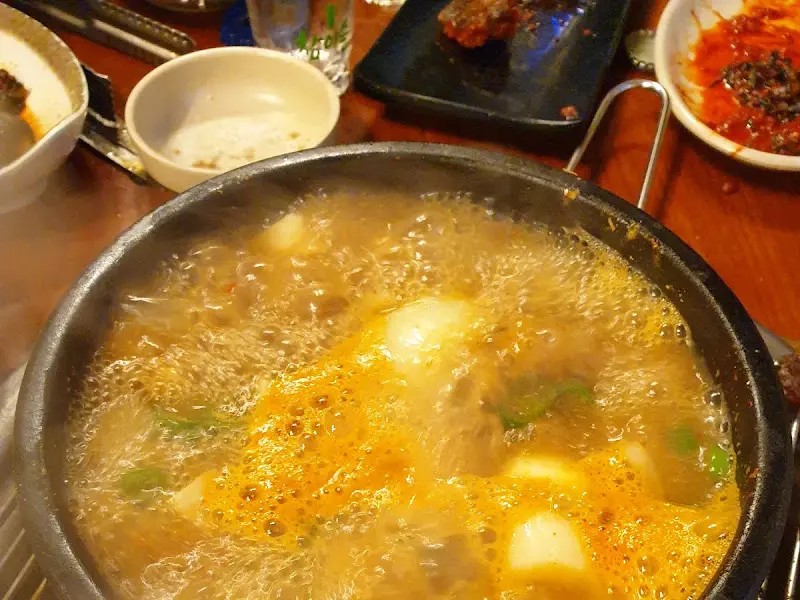 테이블 가득 차려진 반찬과 소고기