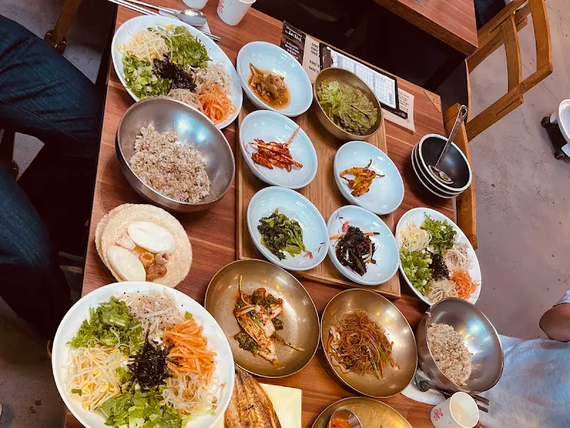 테이블 가득 차려진 보리밥 정식 한 상 차림