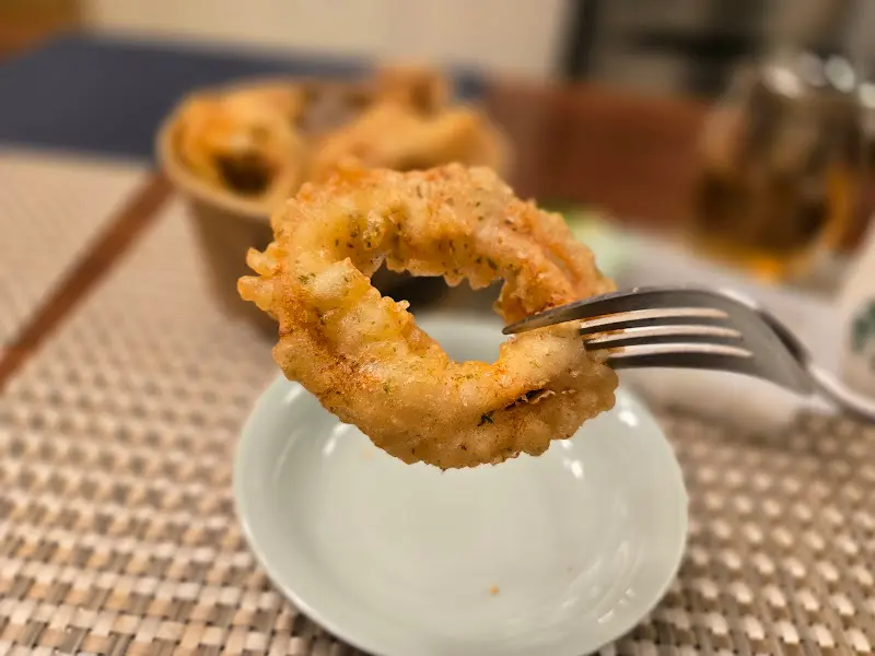 포크로 찍어 올린 오징어 튀김