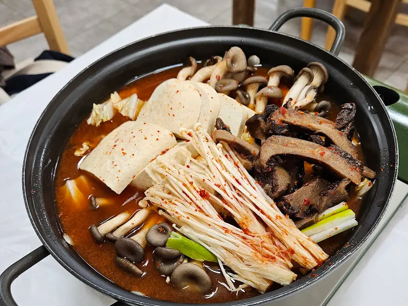 푸짐한 황태두부전골의 모습