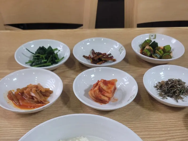 더욱 푸짐하게 차려진 밑반찬