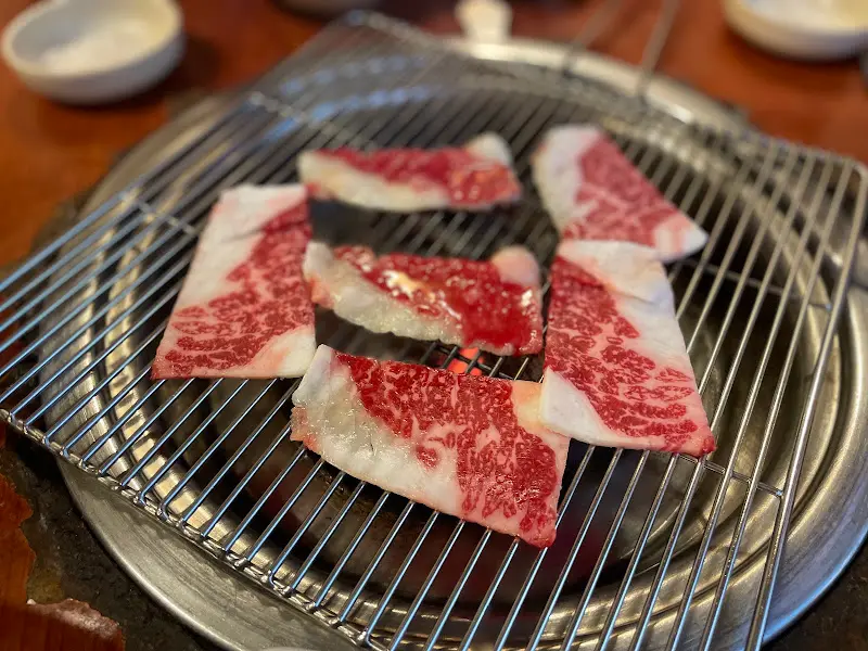 숯불 위에서 소고기가 구워지는 모습