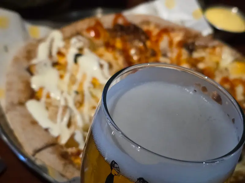 시원한 맥주 한 잔과 피자의 완벽한 조화