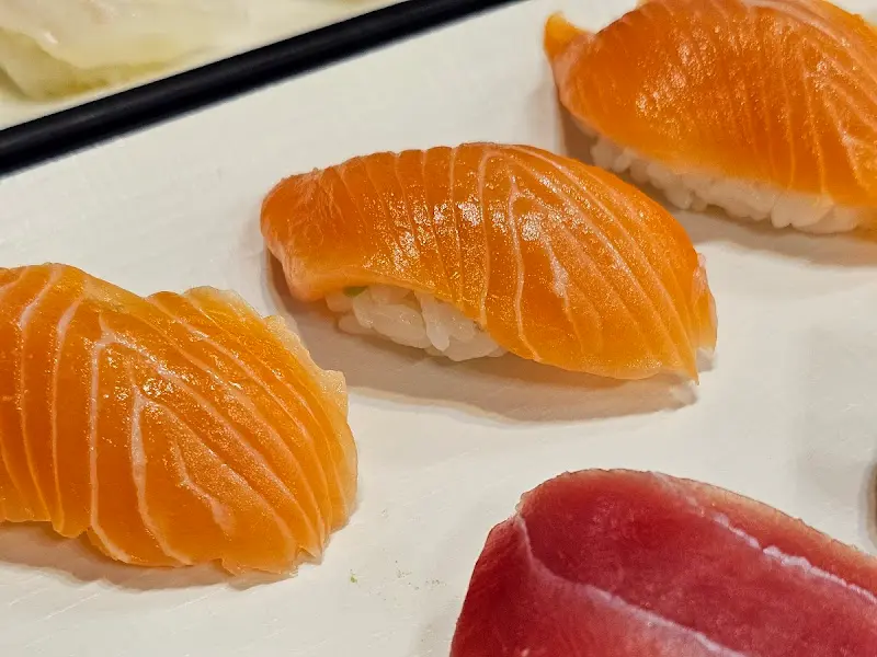 신선한 연어 초밥