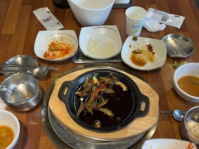 식사를 마친 후의 테이블 모습