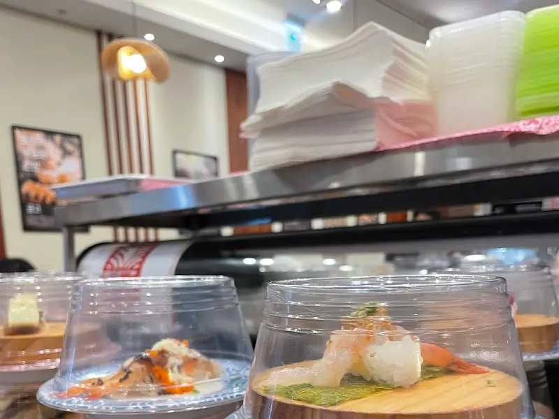 레일 위를 돌고 있는 초밥들의 근접 사진