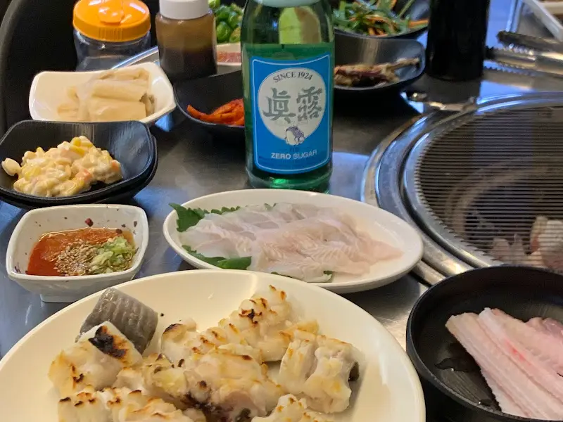 다채로운 밑반찬과 아나고, 꼼장어 요리