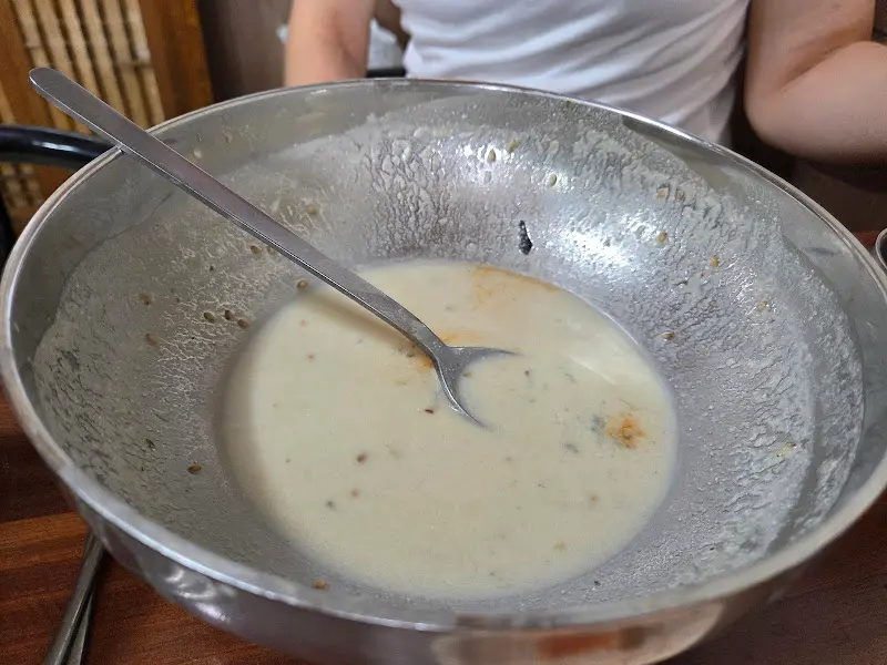 깨끗하게 비워진 옹심이칼국수 그릇