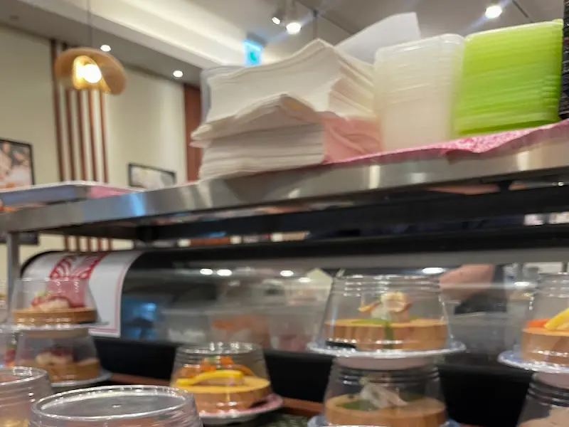 깔끔하게 정돈된 스시 레일과 은은한 조명이 인상적인 스시노칸도 내부