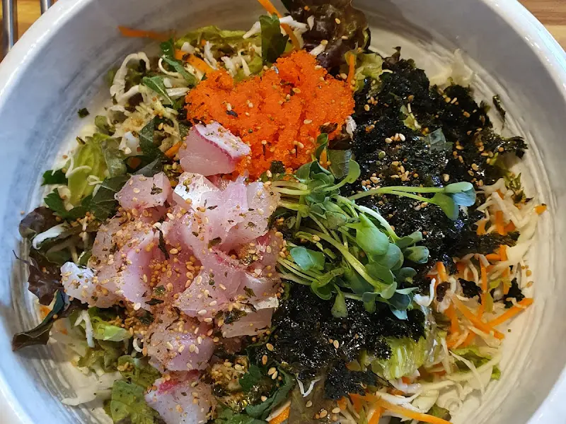 신선한 재료가 듬뿍 들어간 회덮밥