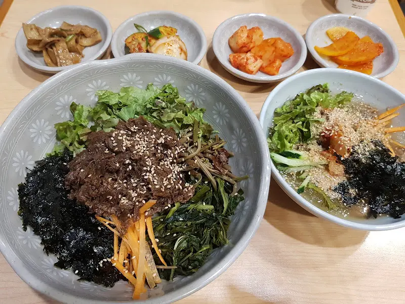 정갈하게 담긴 밑반찬과 비빔밥