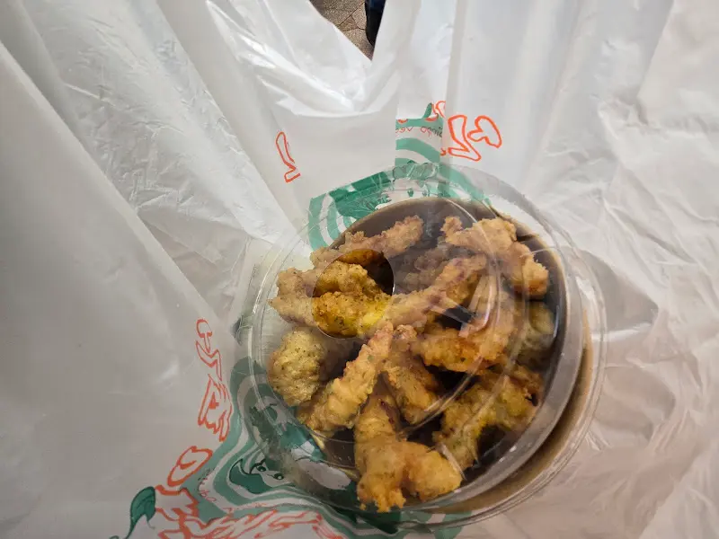 포장 용기에 담긴 오징어 튀김