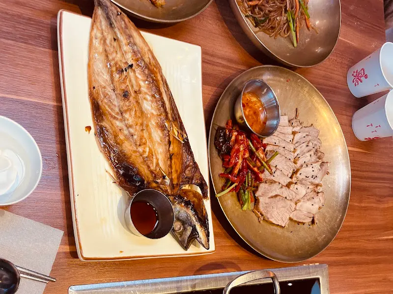 노릇하게 구워진 고등어 구이