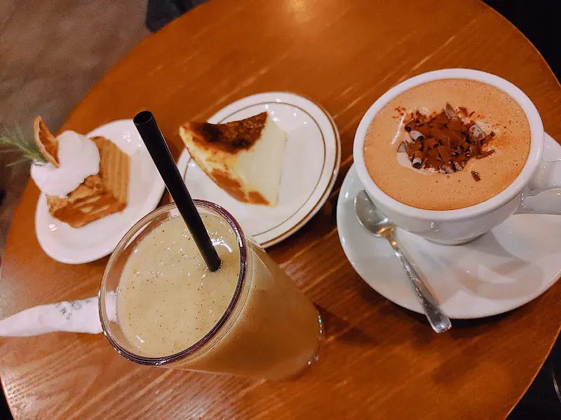 카페 내부의 크리스마스 장식