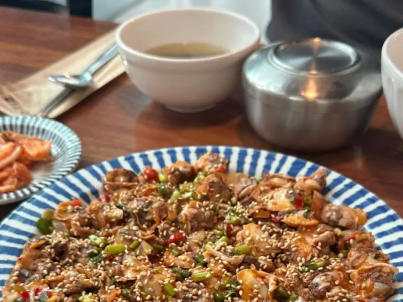 싱싱한 꼬막과 채소가 조화로운 꼬막 비빔밥