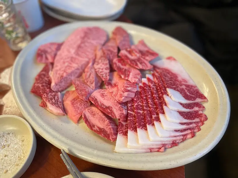 신선한 소고기 모듬 한 접시