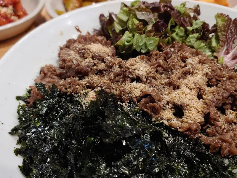 고기가 올려진 비빔밥
