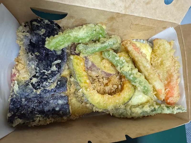 포장 용기 가득 담긴 튀김