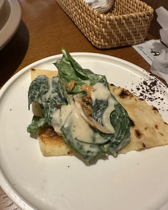 난 위에 샐러드를 얹은 모습