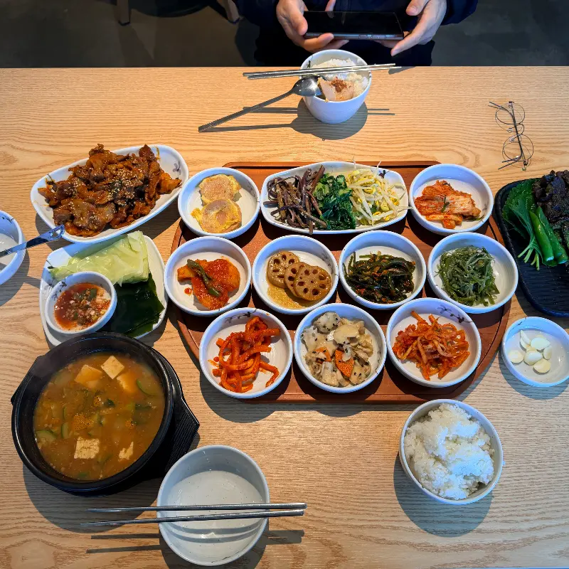 한 상 가득 차려진 제육정식