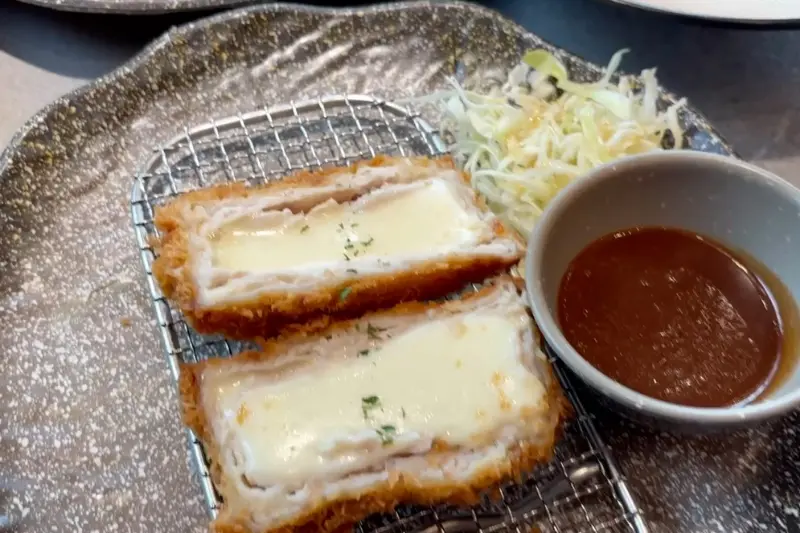 치즈가 듬뿍 들어간 치즈 돈까스