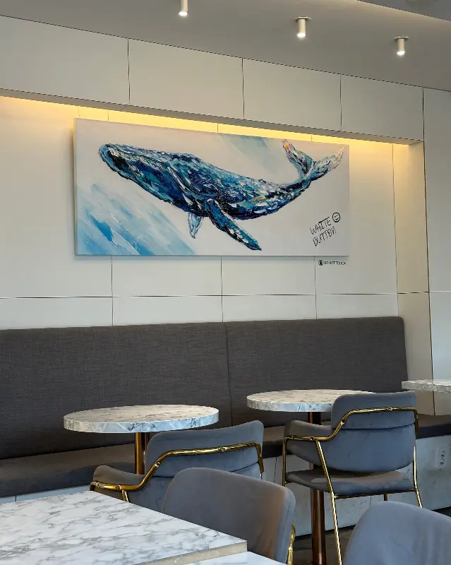 카페 내부에 걸린 파란 고래 그림