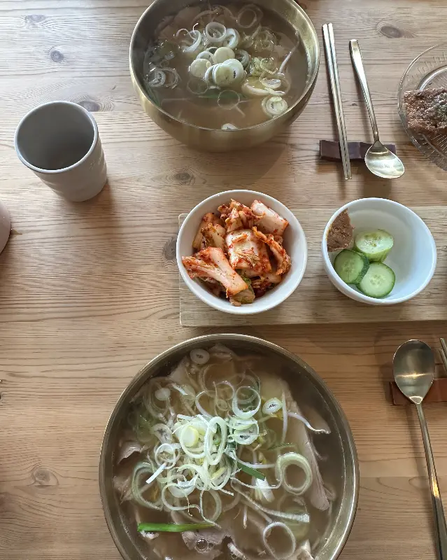 테이블 위 곰탕 한 상 차림