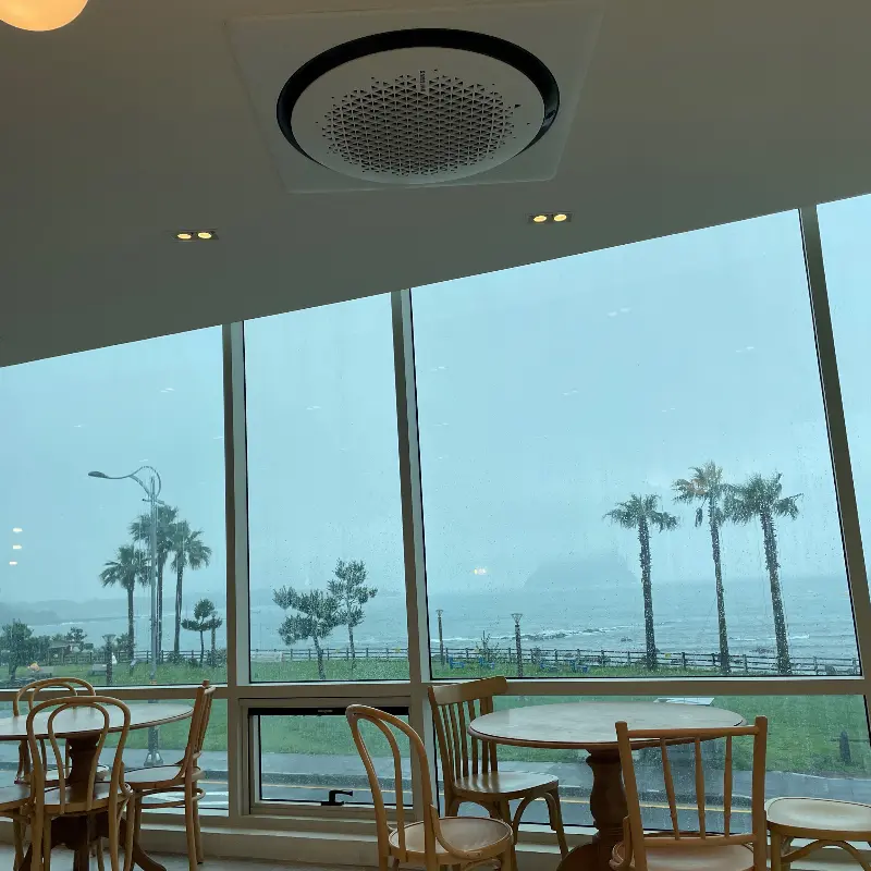 통창으로 보이는 오션뷰