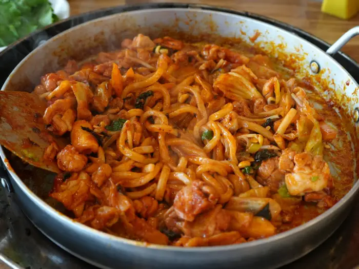 우동 사리가 추가된 닭갈비