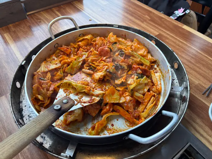 닭갈비가 든 철판 전체 모습