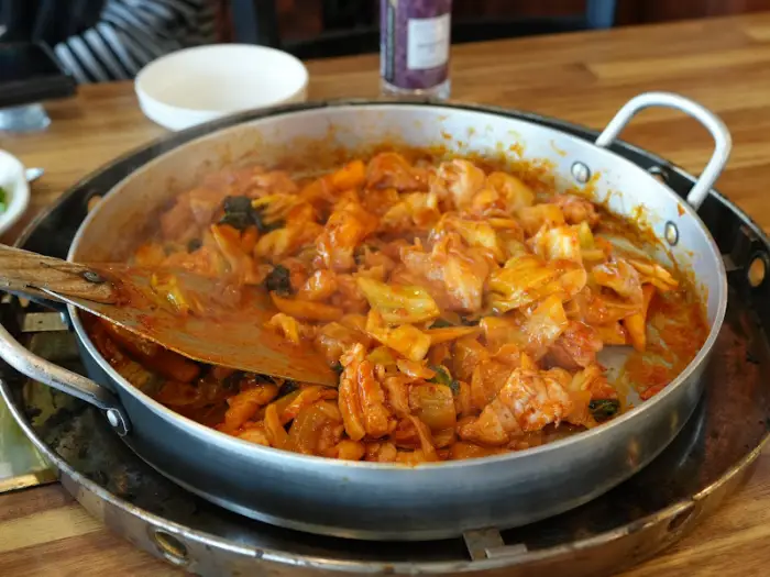 닭갈비가 볶아지고 있는 철판