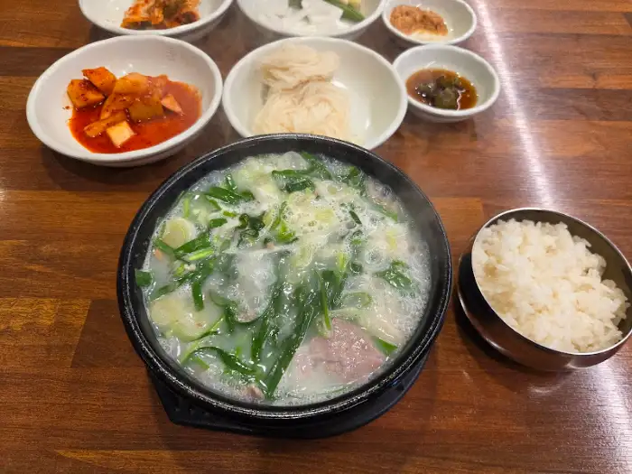 돼지국밥과 밥, 그리고 곁들임 반찬