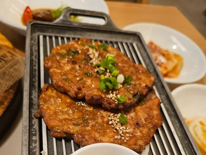 맛있게 조리된 닭 떡갈비