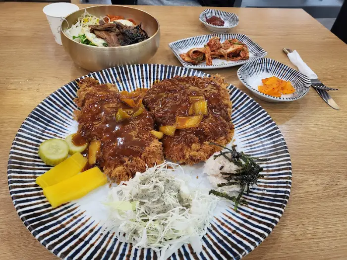 돈까스와 샐러드, 밥