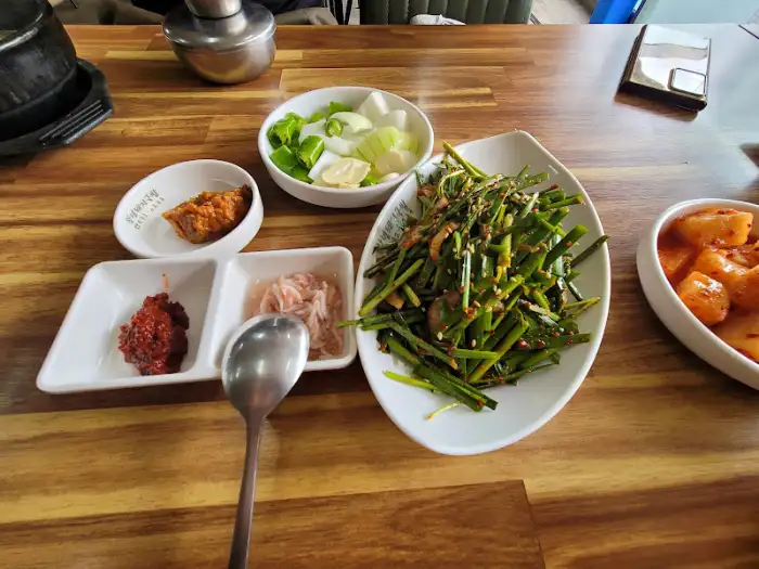 테이블 위에 차려진 반찬들