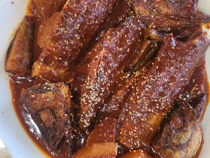 맛있게 양념된 코다리 조림이 접시에 담겨 있는 모습