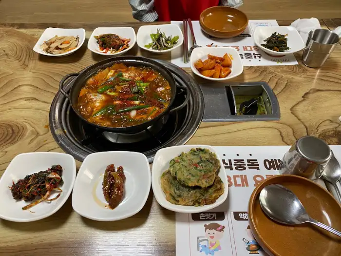 갈치조림과 여러 반찬이 상에 차려진 모습