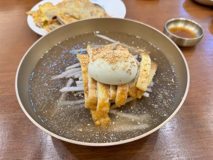 정갈하게 차려진 진주냉면 한 그릇