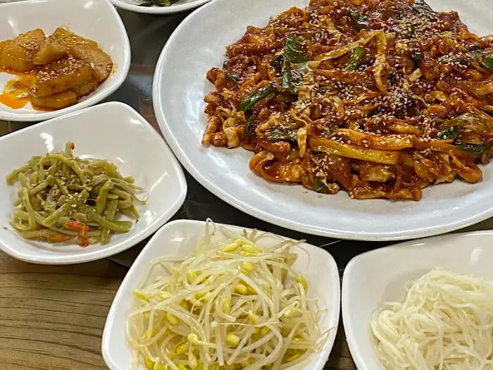 낙지볶음과 몇 가지 밑반찬이 차려진 모습