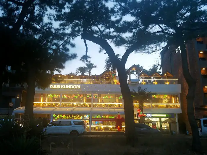 회 식당 건물 외관 야경 뷰