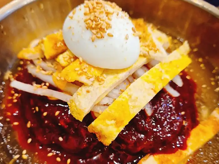 매콤한 비빔냉면에 올라간 육전과 계란 지단