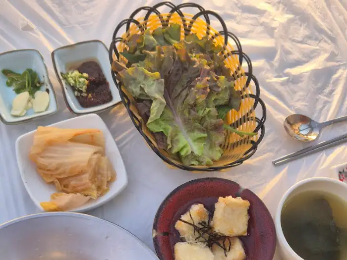 회 식당 밑반찬 뷰