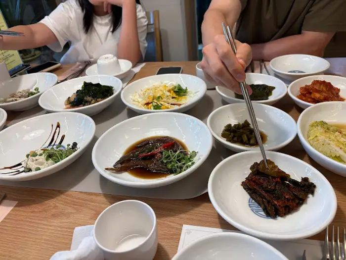 정갈하게 차려진 밑반찬들