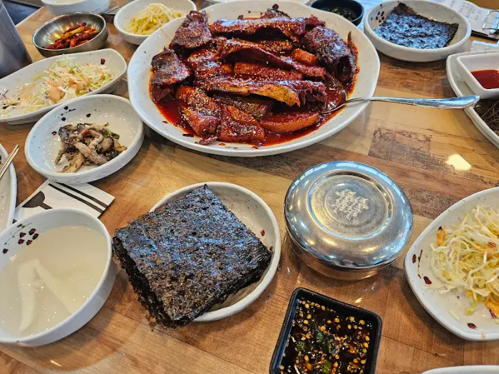 테이블 위에 차려진 코다리 조림과 다양한 반찬들