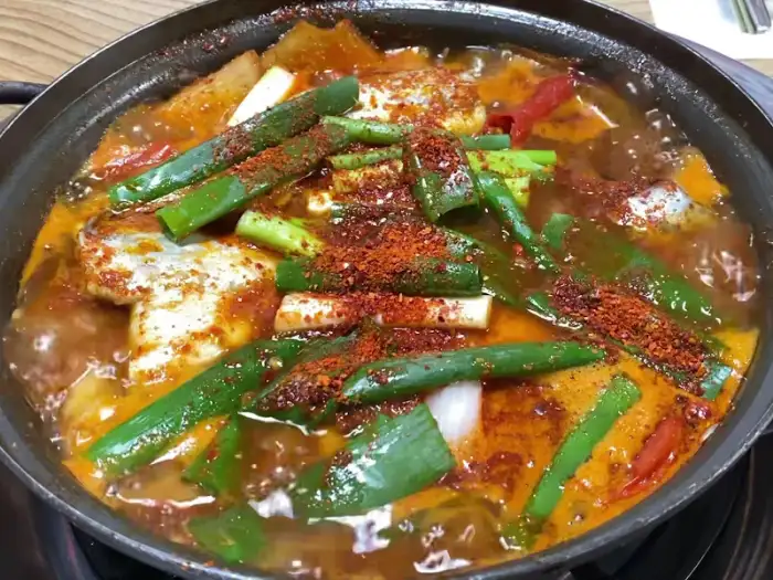 김치찌개와 같은 국물 요리가 담긴 냄비