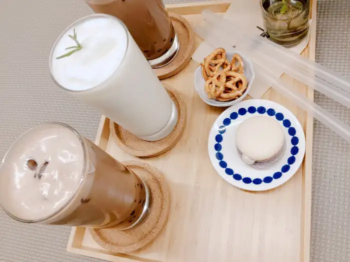 음료와 함께 제공된 간식